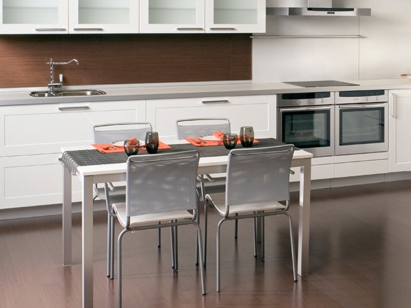 Arredamento-cucina-e-sgabelli-in-metallo