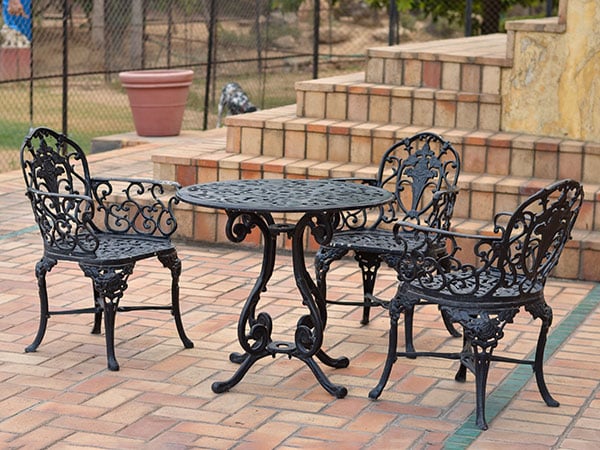 Set-di-sedute-e-tavolo-da-giardino