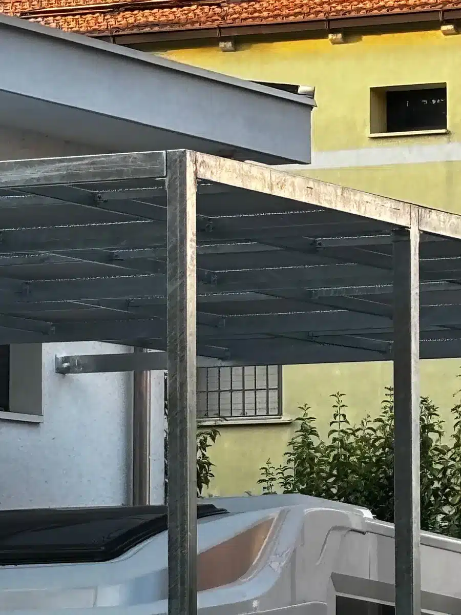 Struttura-per-protezione-contro-sole-e-pioggia